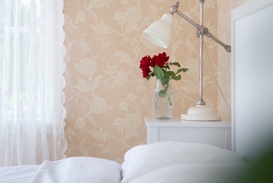 En vas på en byrå inne på ett av våra rum på paradiset Björkhaga